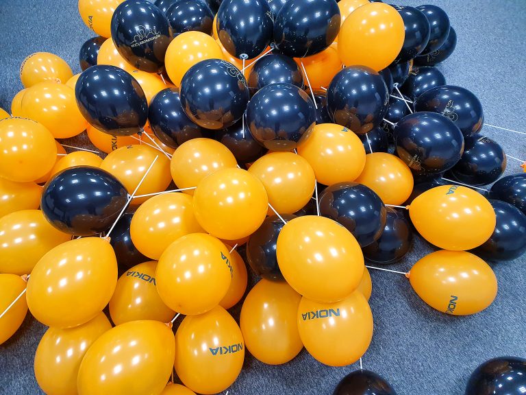 Balony z logo na patyczkach na Noc Laboratoriów
