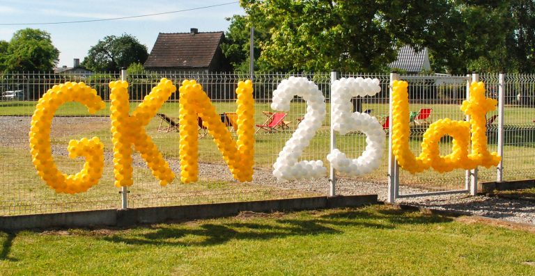Napis z balonów na urodzinowy piknik firmowy