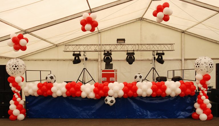 Dekoracja balonowa sceny na imprezę w stylu piłkarskim