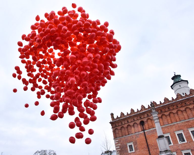 1000 czerwonych balonów z helem wypuszczonych w powietrze