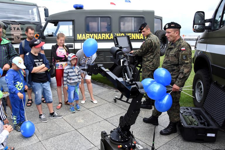 Balony z logo na patyczkach na pikniku NATO