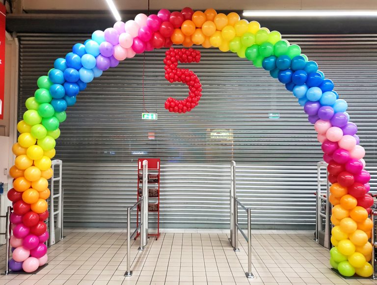Brama z balonów na 5 urodziny hipermarketu Auchan