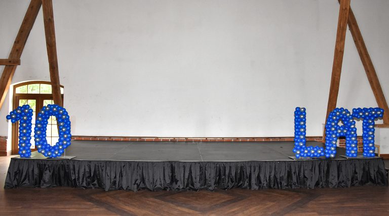 Napis 10 LAT z balonów