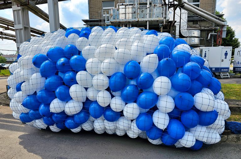 1000 balonów z helem przygotowanych do wypuszczania
