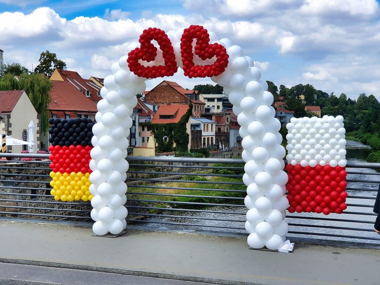 Brama z balonów na moście granicznym