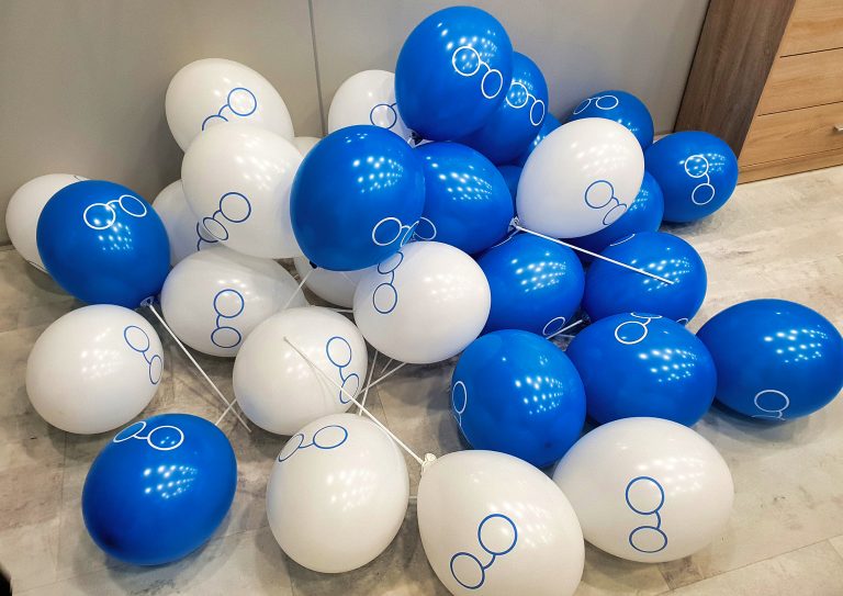 Balony z logo założone na patyczki dla salonu optycznego