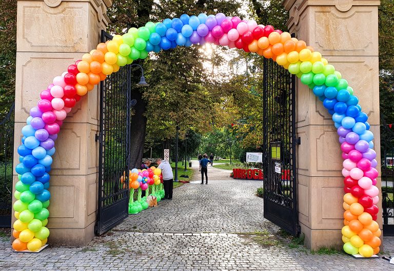 Brama z balonów jako dekoracja wejścia na Festiwal Krasnoludków
