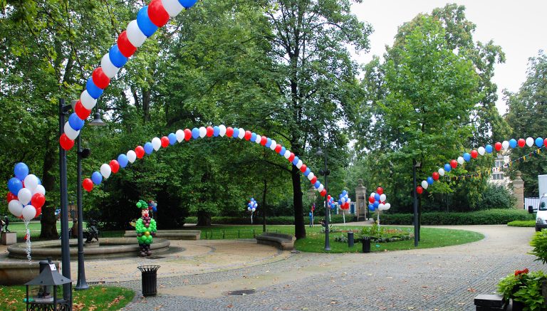 Łuki z balonów helowych na event plenerowy w parku