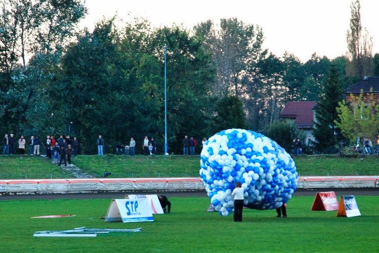 Czekamy na hasło do wypuszczenia 2000 balonów helowych na stadionie żużlowym w Krakowie