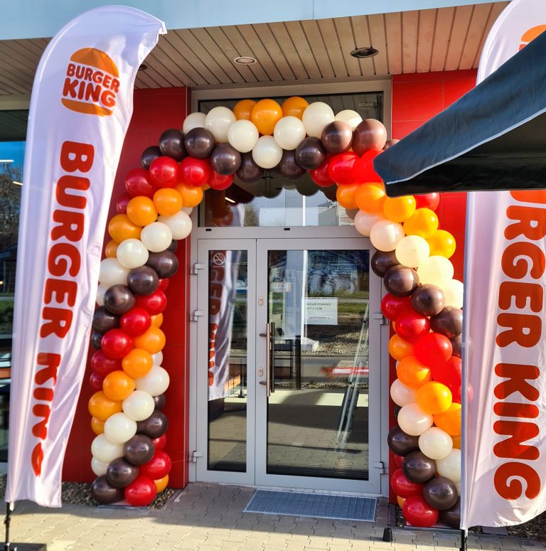 łuk z balonów na otwarcie restauracji Burger King
