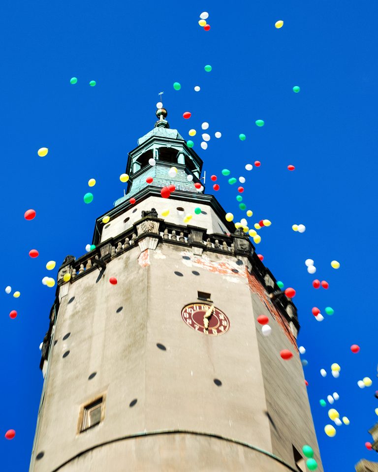 kolorowe balony z helem odlatują po wypuszczeniu w Oleśnicy