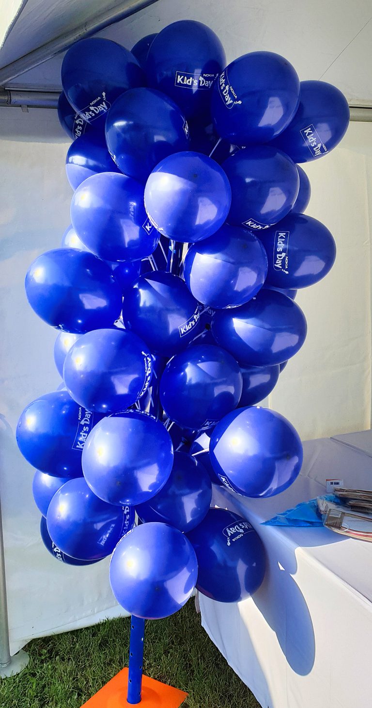 Balony z nadrukiem na patyczkach umieszczone w stojaku
