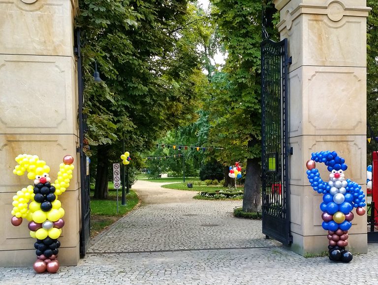 Krasnale z balonów jako dekoracja wejścia na festiwal krasnoludków