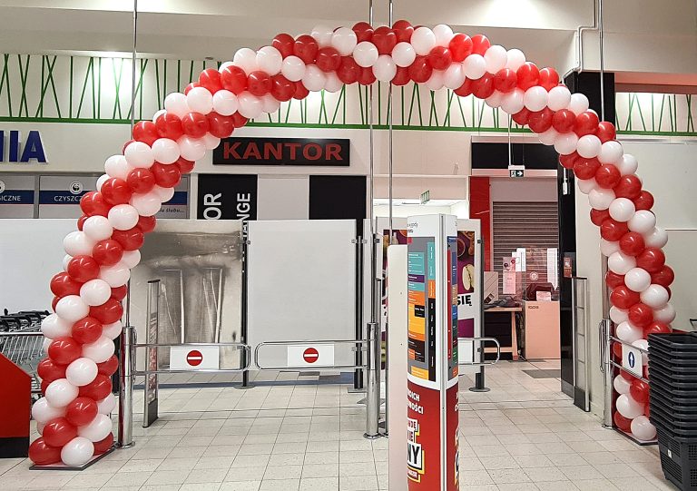 Brama z balonów na otwarcie marketu Kaufland