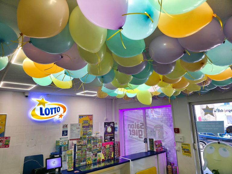Balony z helem jako dekoracja w kolekturze Lotto