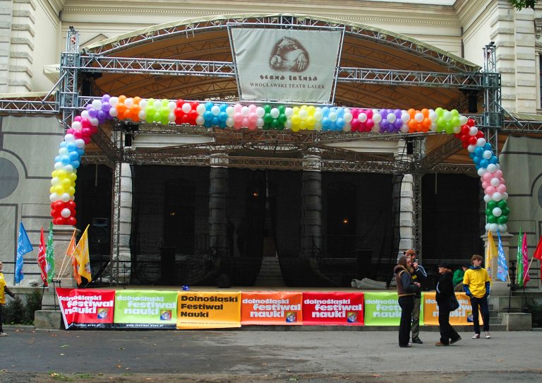 Dekoracja balonowa sceny na Festiwalu Nauki