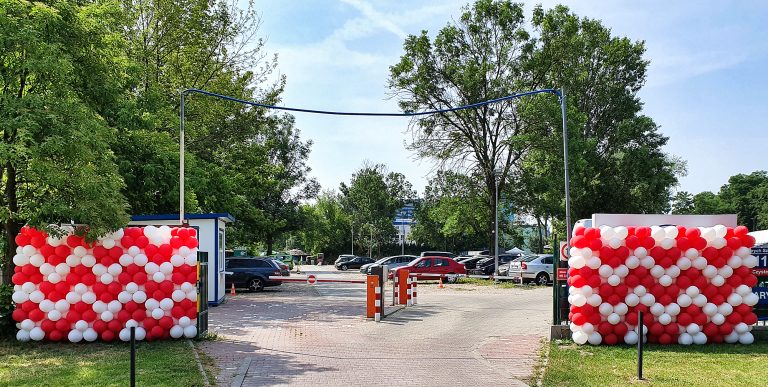 Ściany z balonów jako dekoracja wjazdu