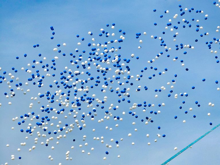 Tysiąc balonów z helem leci nad Warszawą