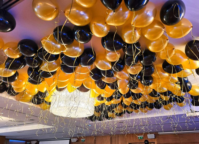 Balony z helem jako dekoracja sufitu na imprezę firmową