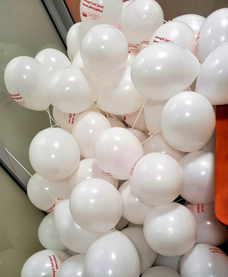 Balony na patyczkach w biurze firmy