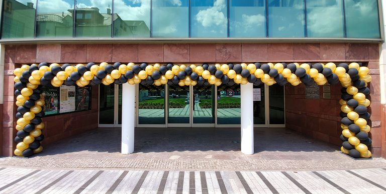 Brama z balonów w filharmonii w Opolu