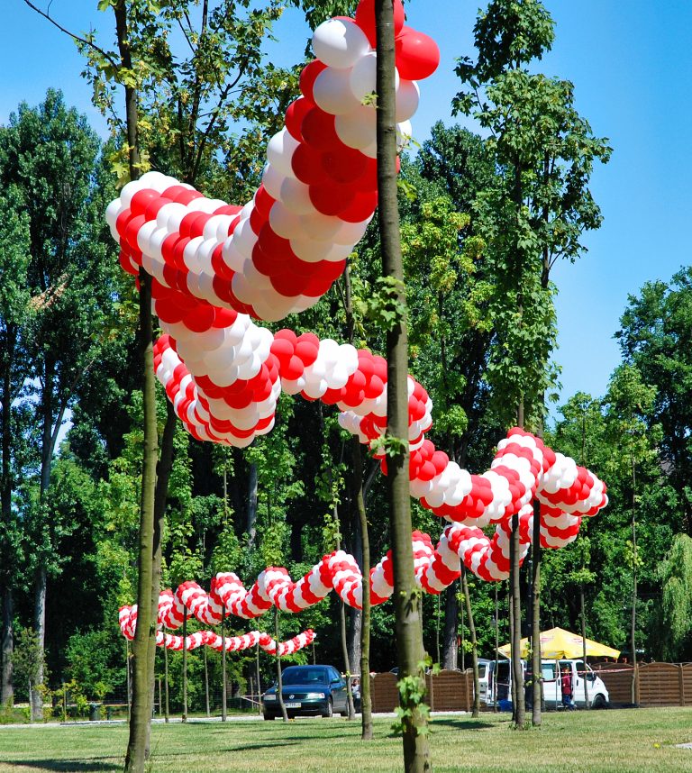 Girlandy z balonów jako dekoracja na event plenerowy
