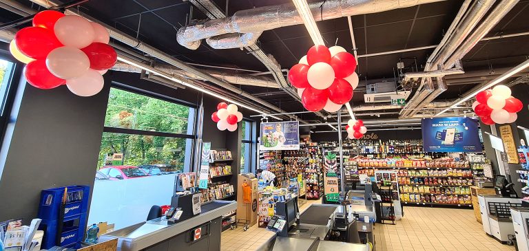 Kulki z balonów na urodziny marketu Carrefour