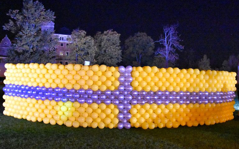 Ściana z balonów zasłaniająca niespodziankę dla gości