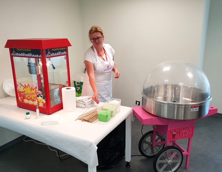 Stanowisko z watą cukrową i popcornem w pomieszczeniach firmy