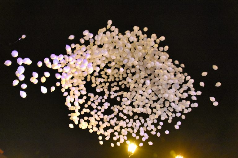 Balony z helem lecą po niebie po wypuszczeniu