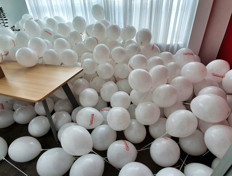 Balony z nadrukiem na patyczkach w biurze firmy