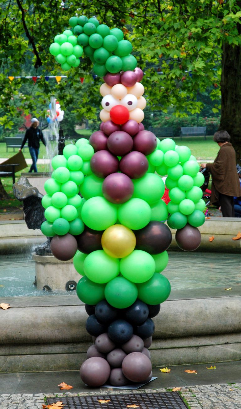 Krasnal z balonów w parku na festiwalu