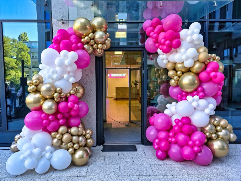 Organiczna brama z balonów na otwarcie siedziby fundacji Zobacz Mnie