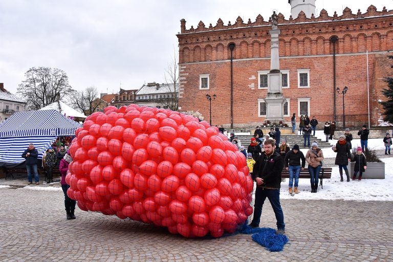 1000 balonów nadmuchanych helem i gotowych do wypuszczenia