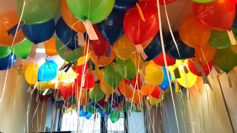 Balony z helem i karteczkami w biurach Citi Banku