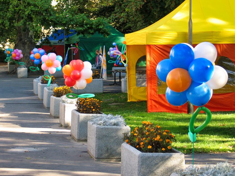Kulki z balonów jako dekoracja w parku
