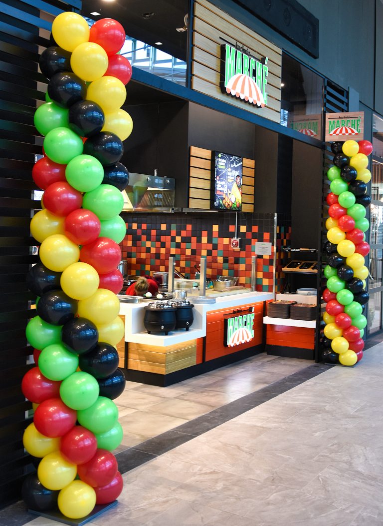Kolumny z balonów na otwarcie restauracji Kuchnia Marche