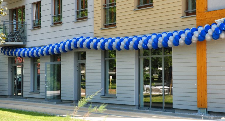 Długa girlanda balonowa na dzień otwarty dewelopera