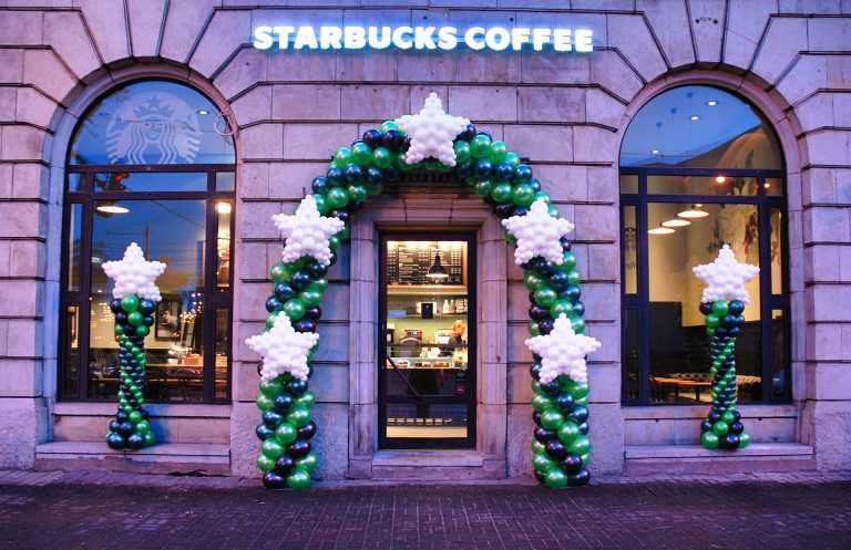 Brama balonowa z gwiazdkami na otwarcie Starbucks Coffee