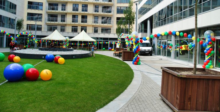 Dziedziniec biurowca udekorowany balonami na piknik firmowy