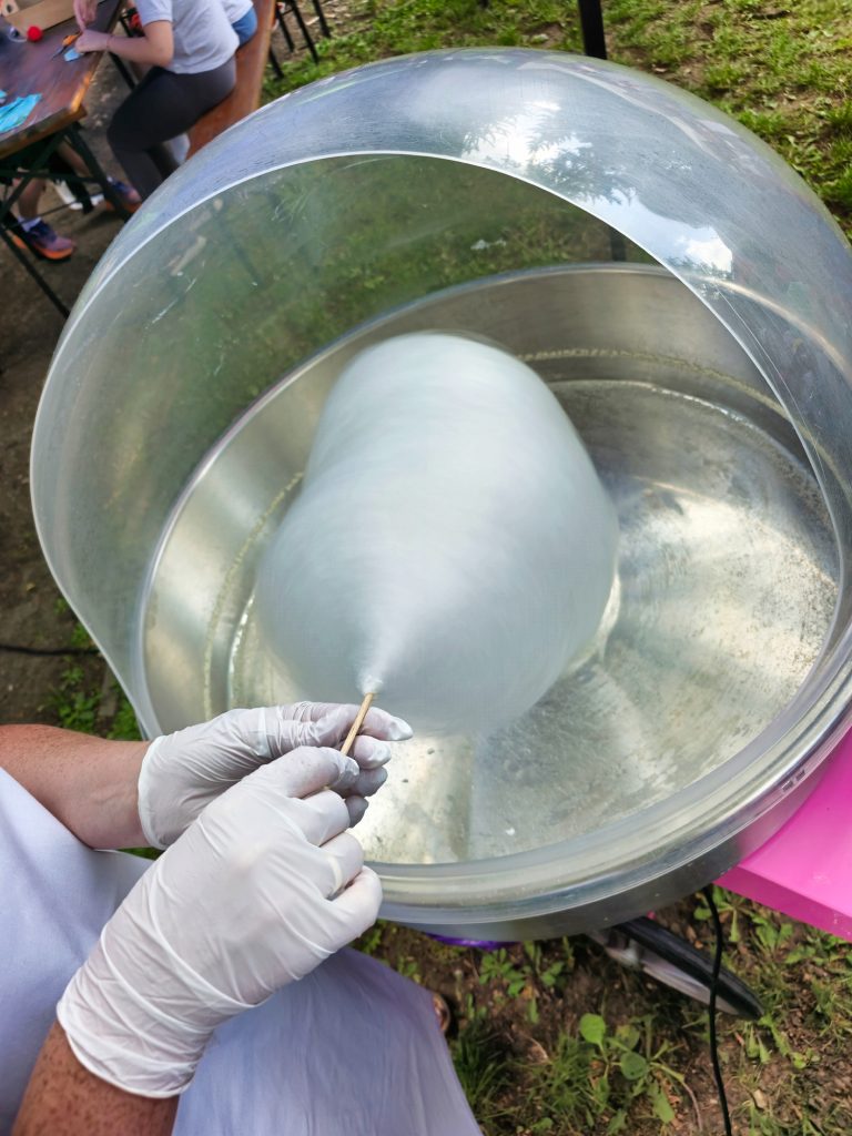 Kręcenie waty cukrowej na pikniku