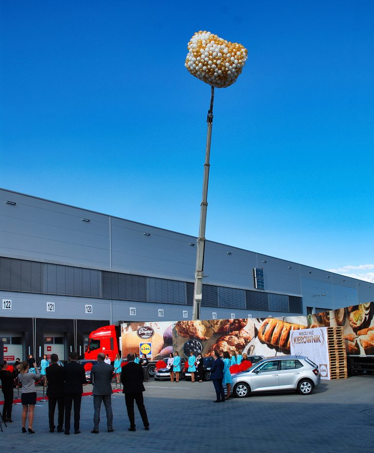1000 balonów gotowych do zrzucenia na evencie firmowym