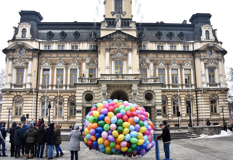 Nowy Sącz, Rynek, czekamy na sygnał do wypuszczenie 1000 balonów z helem