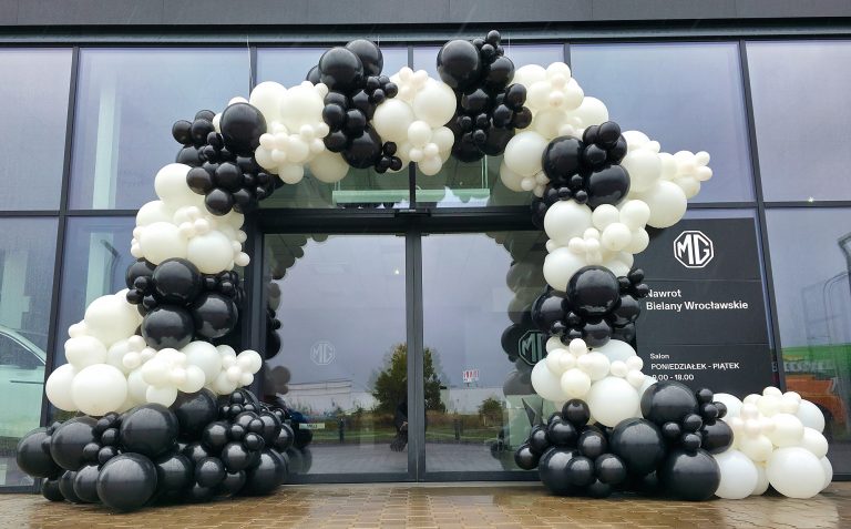 Organiczna brama z balonów na otwarcie salonu samochodowego