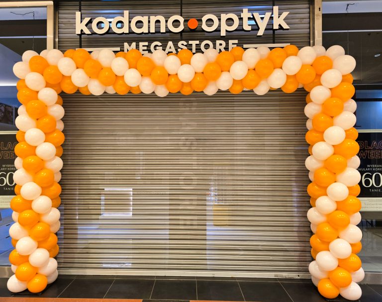 Brama z balonów dla salonu optycznego Kodano