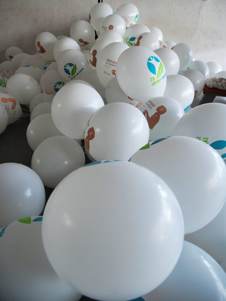 Balony z nadrukiem założone na patyczki na piknik w KGHM