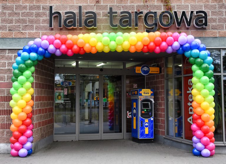 Tęczowa brama z balonów na urodziny Hali Targowej Tęcza