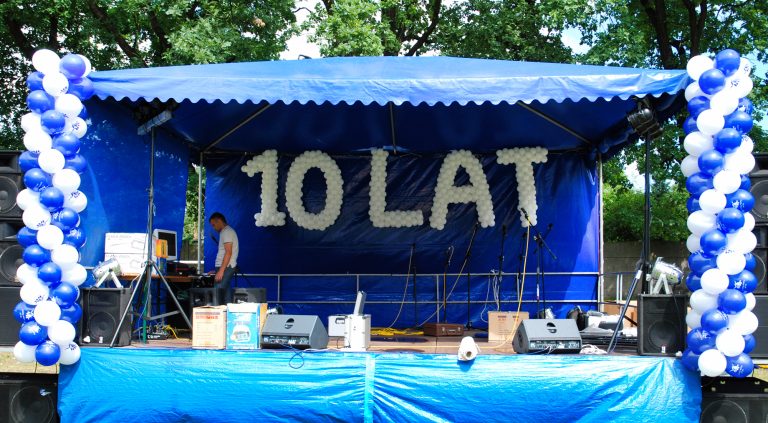 Dekoracja balonowa sceny na 10 lecie firmy