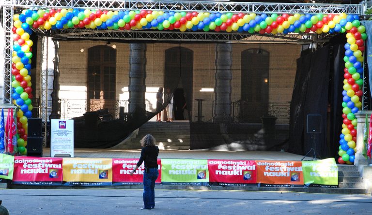 Dekoracja balonowa sceny na Festiwalu Nauki