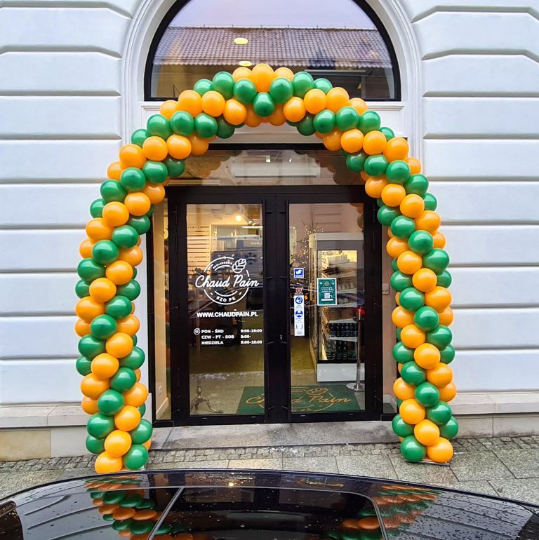 Brama z balonów w kształcie łuku.